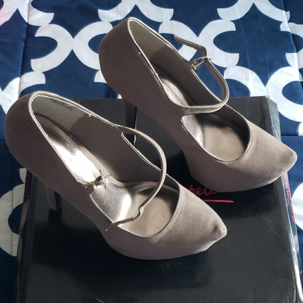 Like new Ann Michelle sz 8.5 High Heels